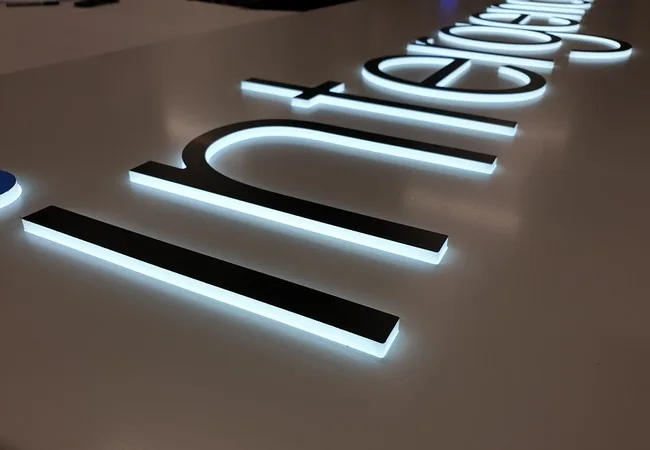 Mirror-finish dimensional letters