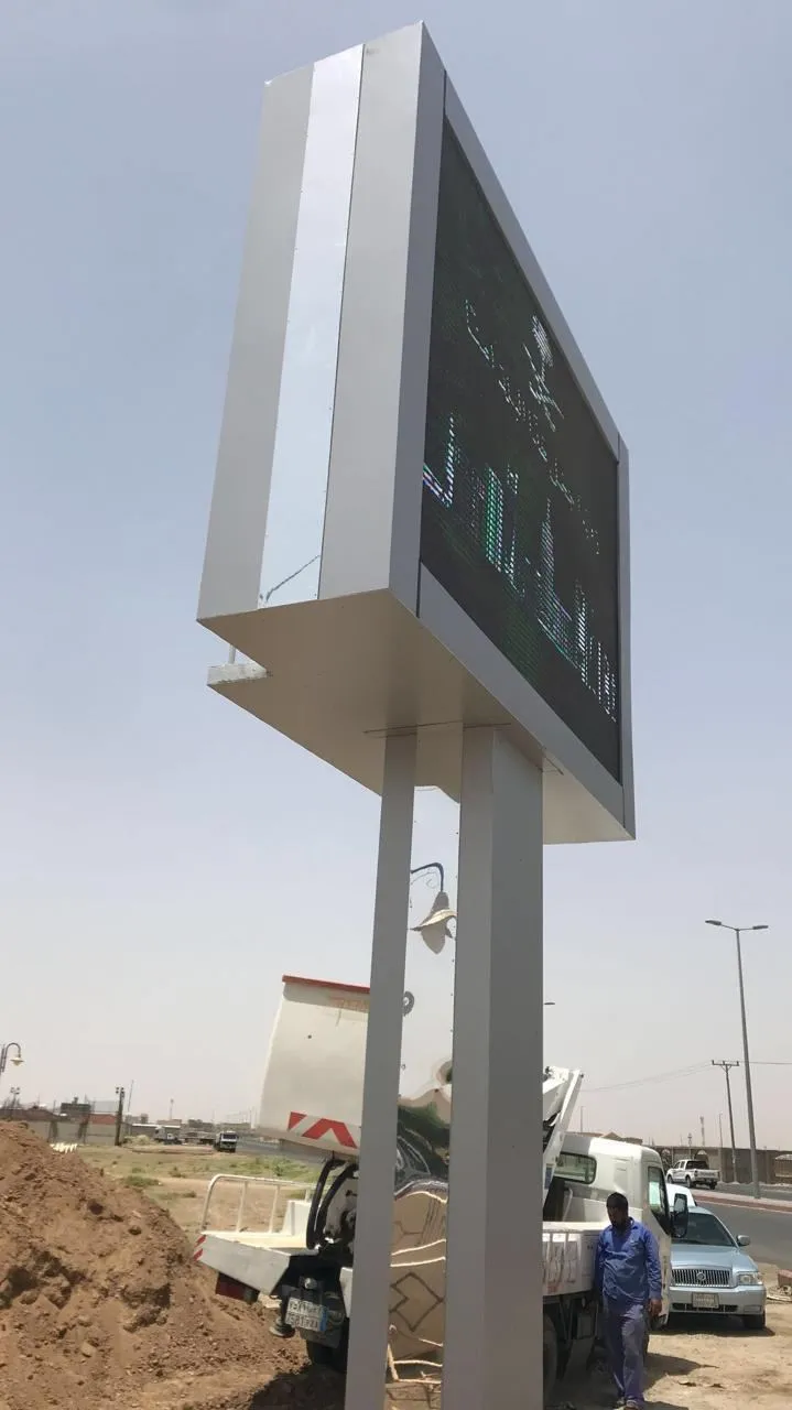 Steel structure for a pylon signboard carrying an LED screen cabinet during installation